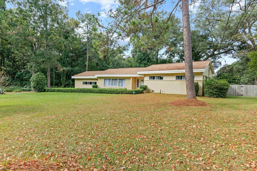 Photo of 2506 Sir Williams Street, Tallahassee, FL 32310 (MLS # 391905)