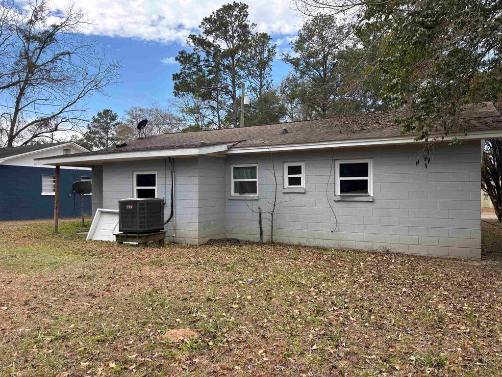Photo of 733 S SHELFER Street, Quincy, FL 32351 (MLS # 396292)