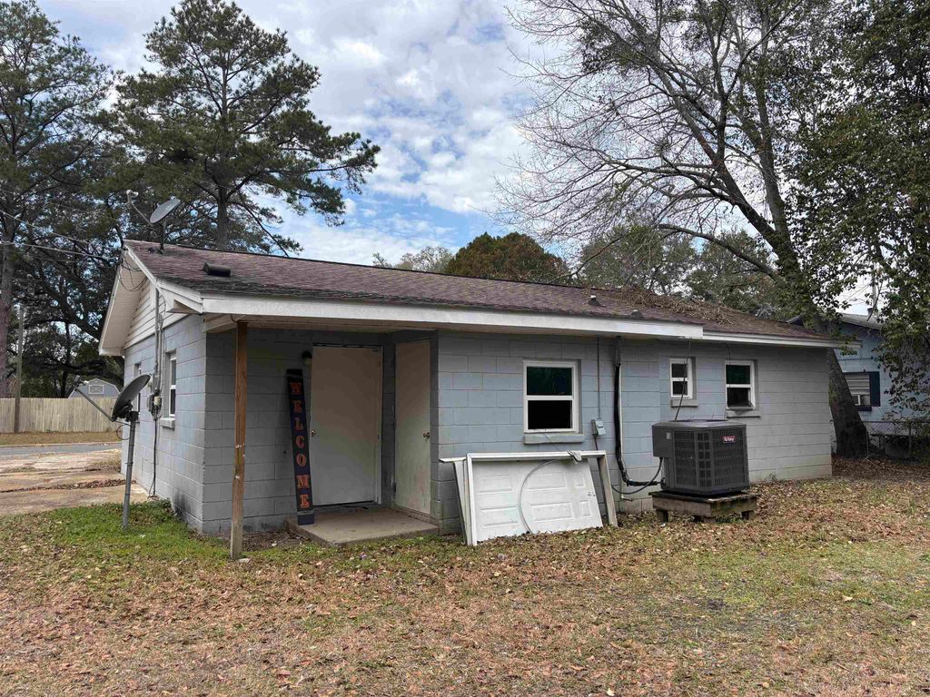 Photo of 733 S SHELFER Street, Quincy, FL 32351 (MLS # 396292)
