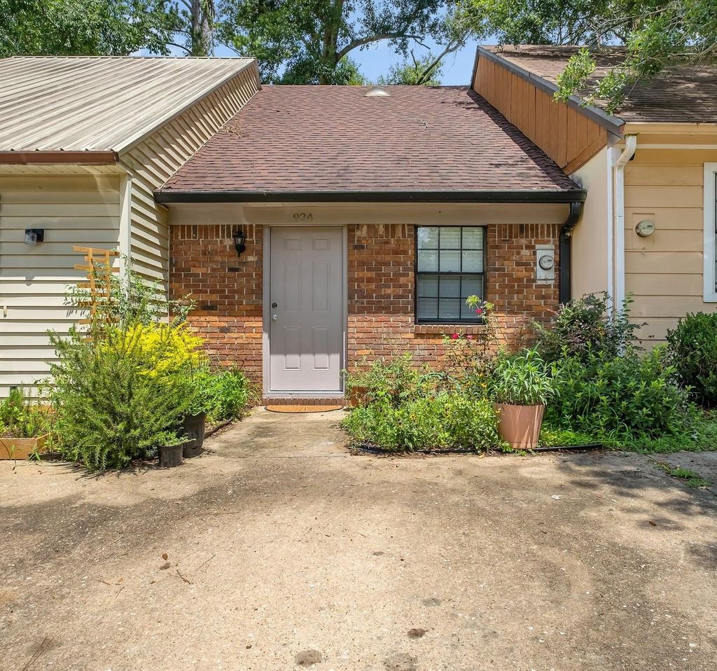 Photo of 924 S Lipona Road, Tallahassee, FL 32304 (MLS # 387931)