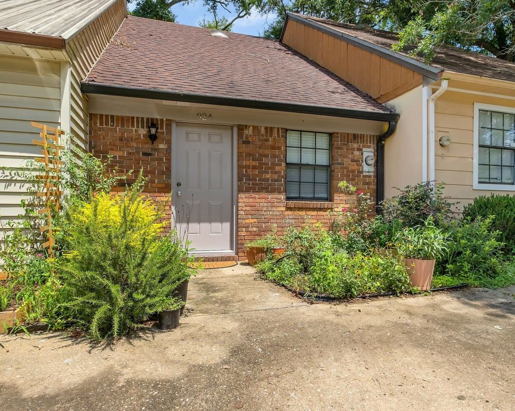 Photo of 924 S Lipona Road, Tallahassee, FL 32304 (MLS # 387931)