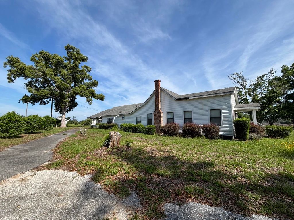 Photo of 765 NE Delphinium Drive, Lee, FL 32340 (MLS # 400267)