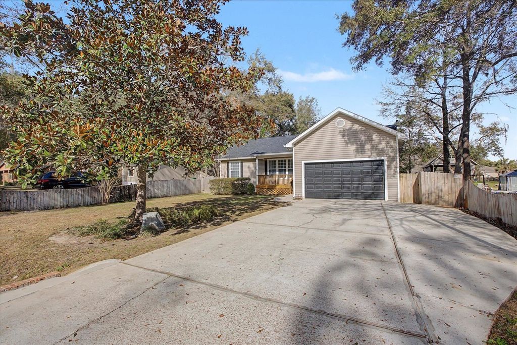 Photo of 1914 Longview Drive, Tallahassee, FL 32303 (MLS # 396356)