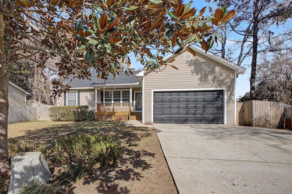 Photo of 1914 Longview Drive, Tallahassee, FL 32303 (MLS # 396356)