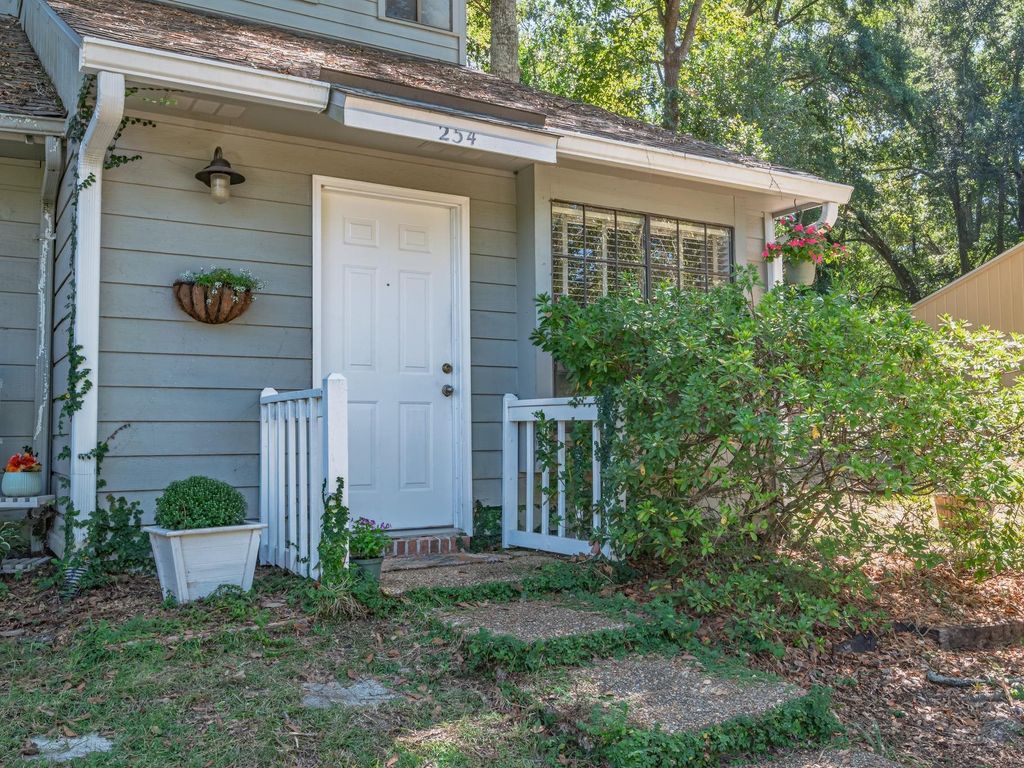 Photo of 254 E Whetherbine Way, Tallahassee, FL 32301 (MLS # 391417)