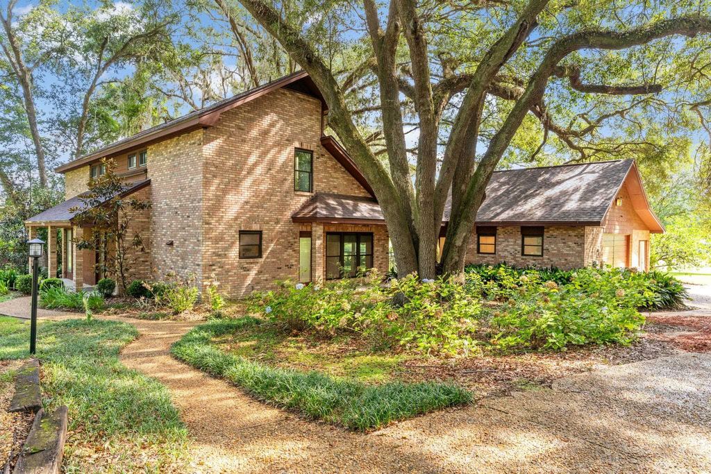 Photo of 3903 DUNLEER Court, Tallahassee, FL 32309 (MLS # 389855)