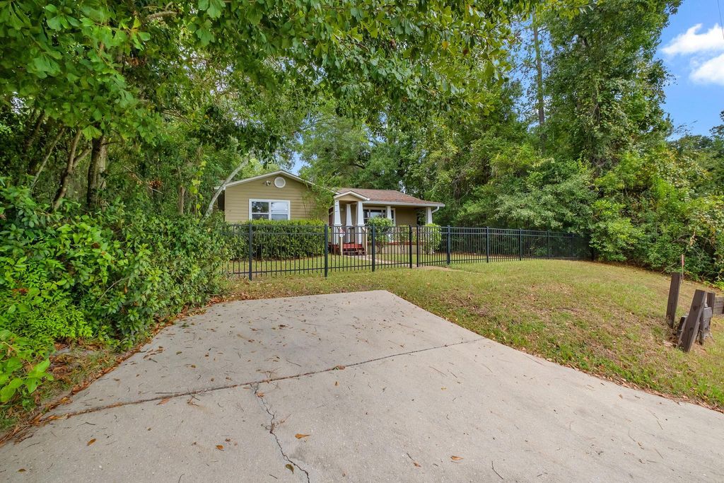 Photo of 1320 Cherry Laurel Street, Tallahassee, FL 32308 (MLS # 391665)
