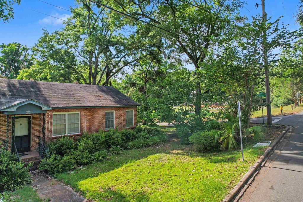 Photo of 826 MARTIN Street, Tallahassee, FL 32303 (MLS # 400366)