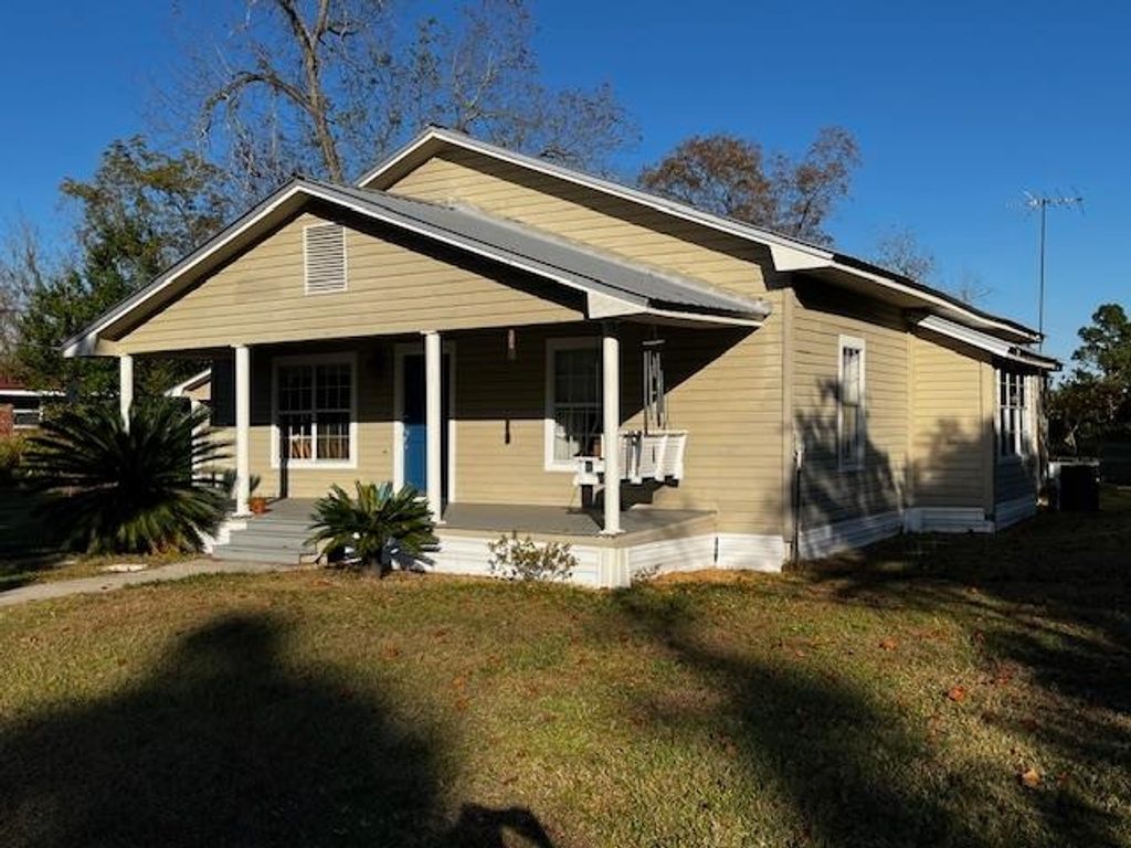 Photo of 12610 NW Virginia G. Weaver Street, Bristol, FL 32321 (MLS # 393545)