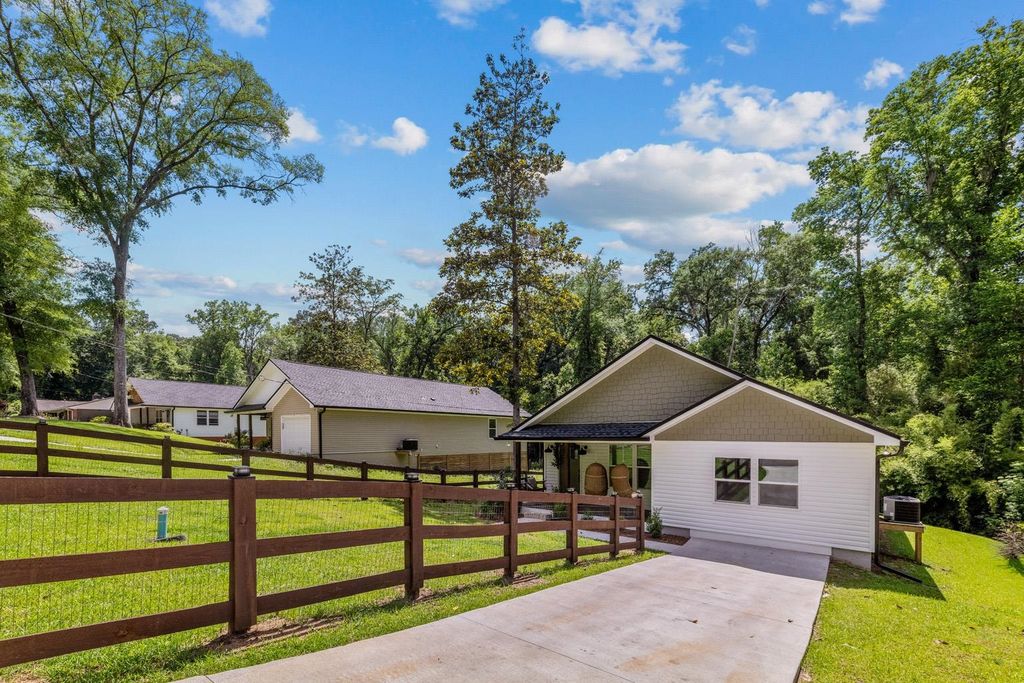 Photo of 618 N STEWART Street, Quincy, FL 32351 (MLS # 400198)