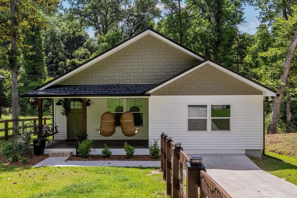 Photo of 618 N STEWART Street, Quincy, FL 32351 (MLS # 400198)