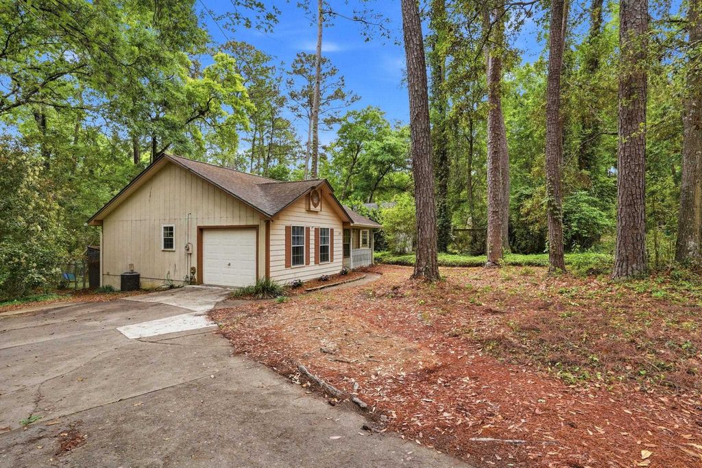 Photo of 1611 Flint Ridge Lane, Tallahassee, FL 32312 (MLS # 398256)