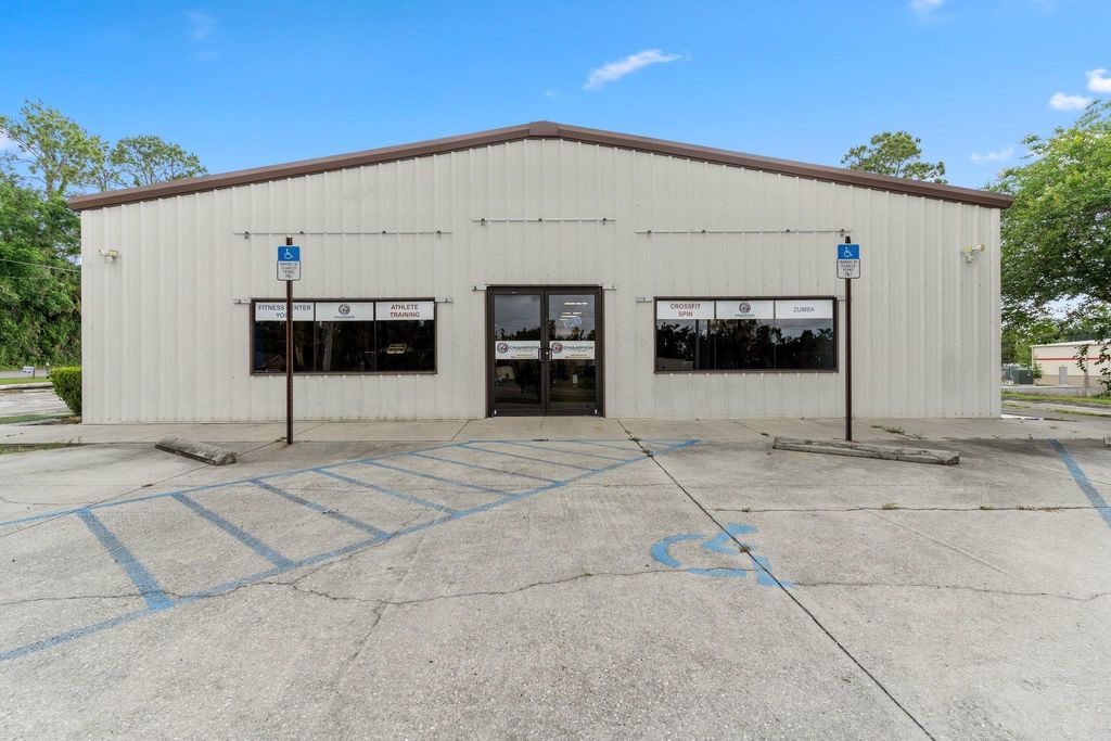 Photo of 140 NE Yellow Pine Avenue, Madison, FL 32340 (MLS # 386544)