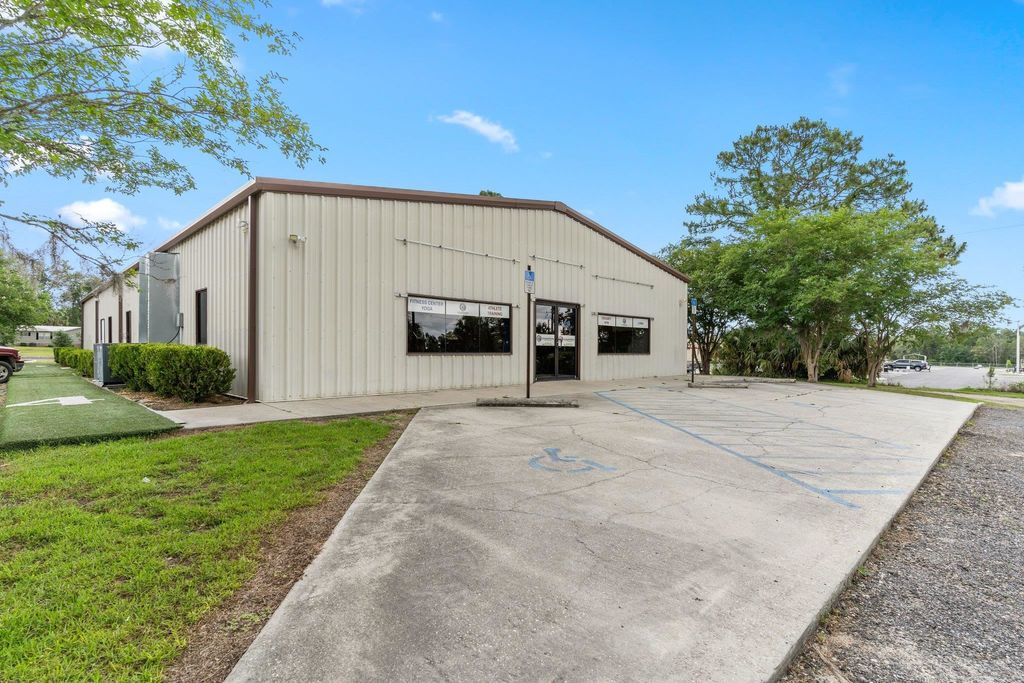 Photo of 140 NE Yellow Pine Avenue, Madison, FL 32340 (MLS # 386544)