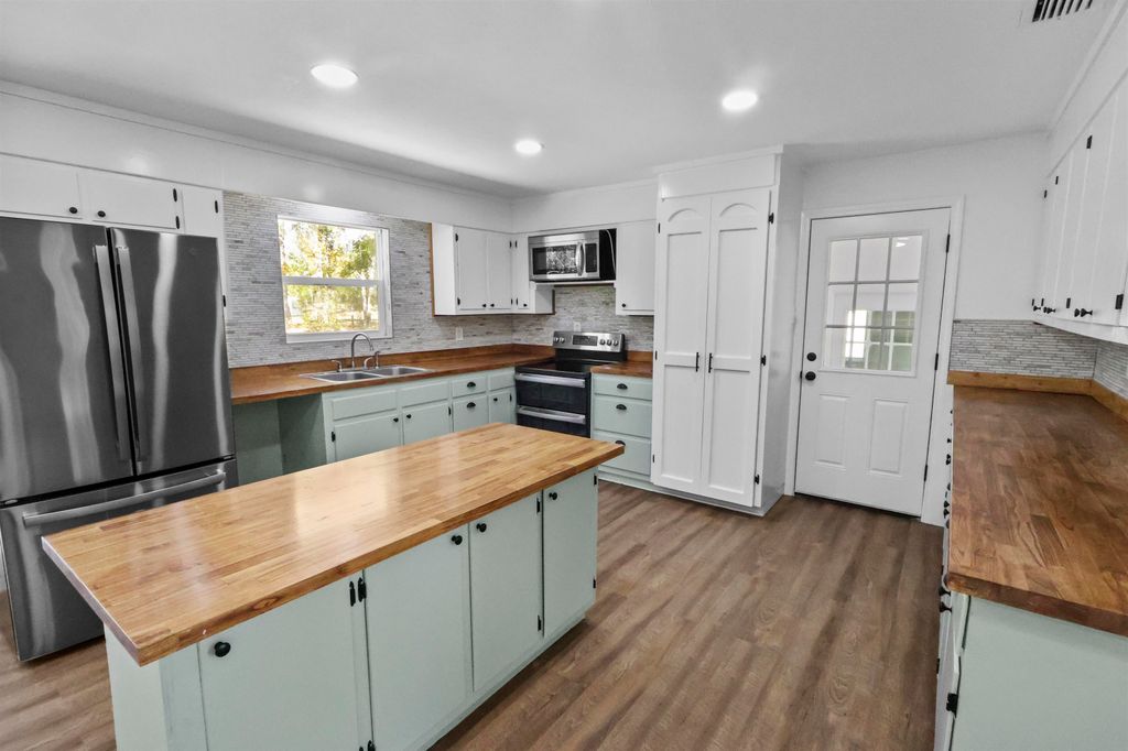 Photo of 14035 NW Hoecake Road, Bristol, FL 32321 (MLS # 392597)