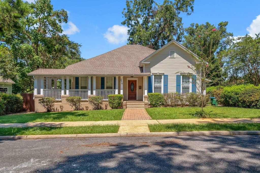 Photo of 214 W Sharon Street, Quincy, FL 32351 (MLS # 396944)