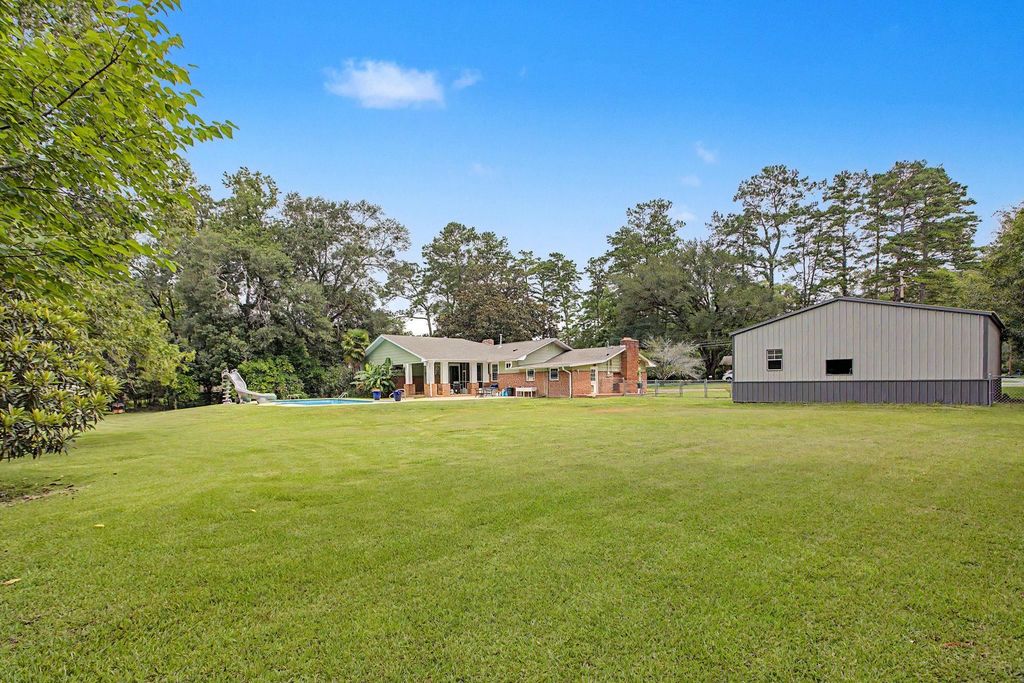 Photo of 2207 Woodbine Drive, Tallahassee, FL 32309 (MLS # 402365)