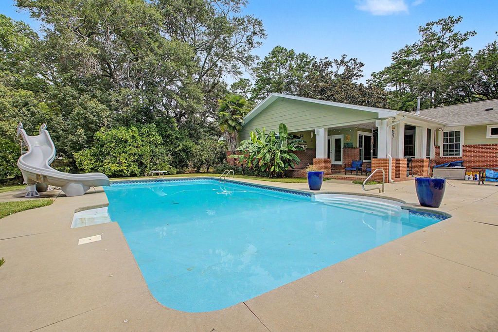 Photo of 2207 Woodbine Drive, Tallahassee, FL 32309 (MLS # 402365)