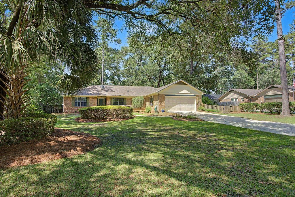 Photo of 3274 Horseshoe Trail, Tallahassee, FL 32312 (MLS # 400003)