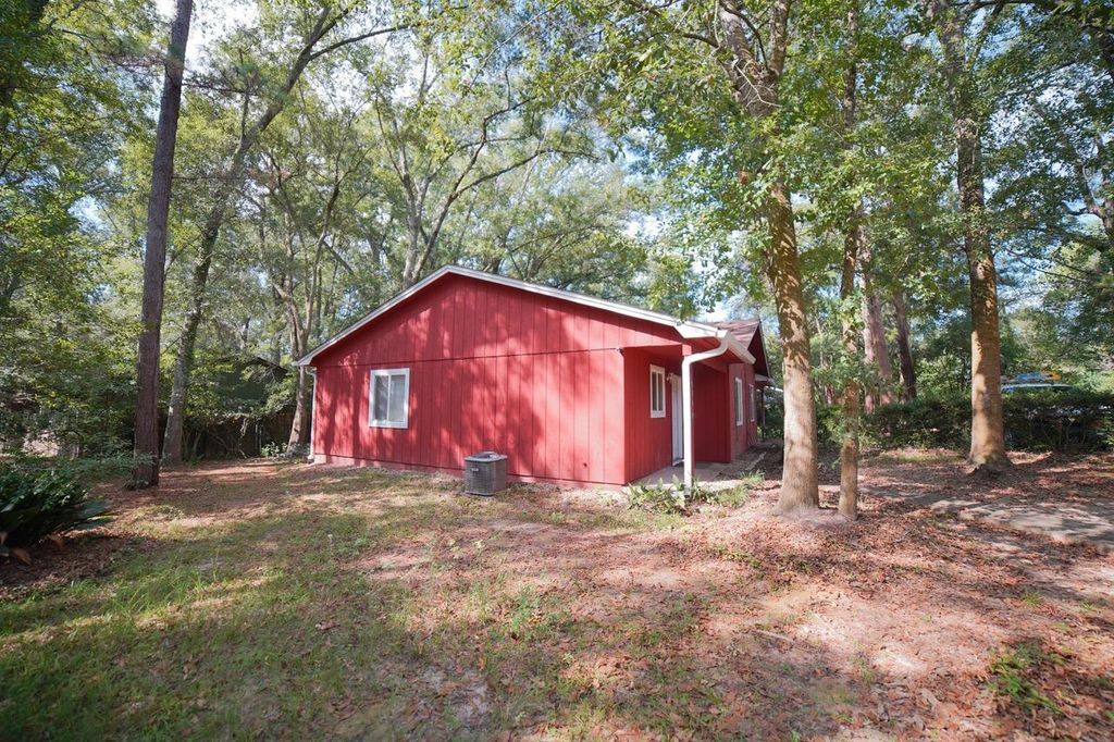 Photo of 2739 W Tharpe Street, Tallahassee, FL 32303 (MLS # 391705)