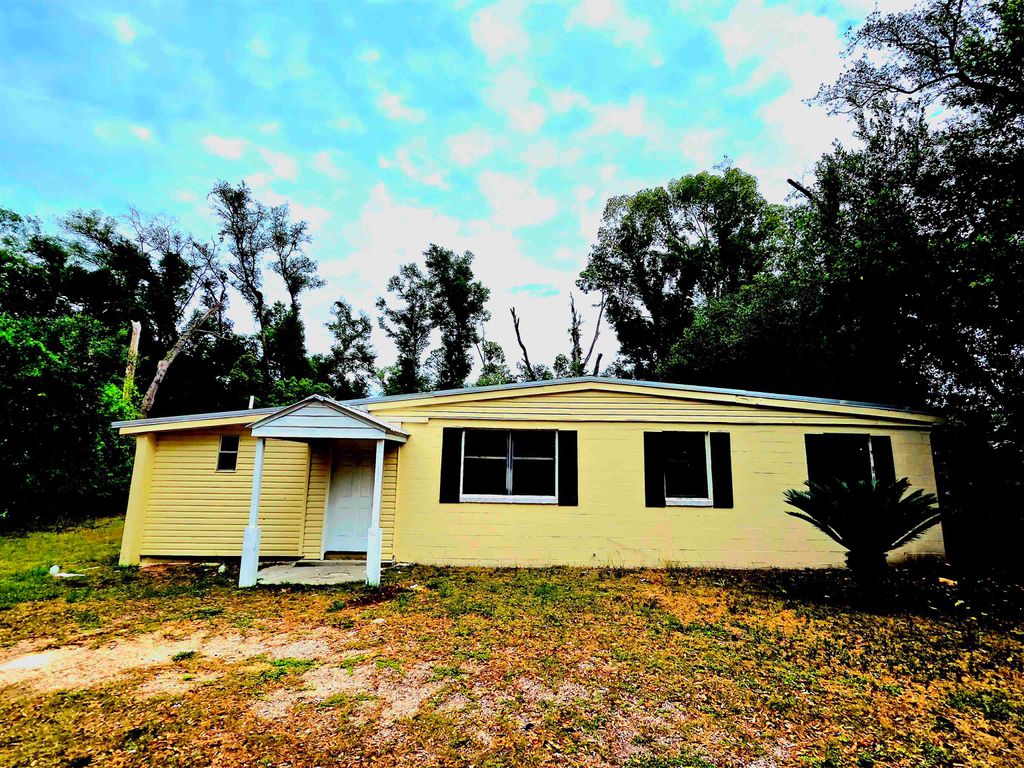 Photo of 906 N VETERANS Drive, Perry, FL 32347 (MLS # 399391)