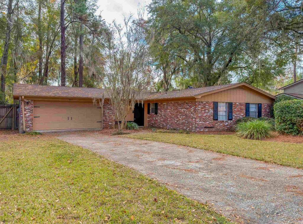 Photo of 307 Sweetbriar Drive, Tallahassee, FL 32312 (MLS # 393855)