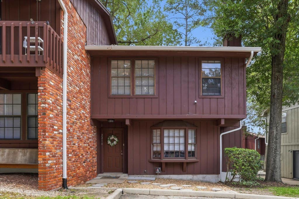 Photo of 2214 Timberwood Circle, Tallahassee, FL 32304 (MLS # 401006)
