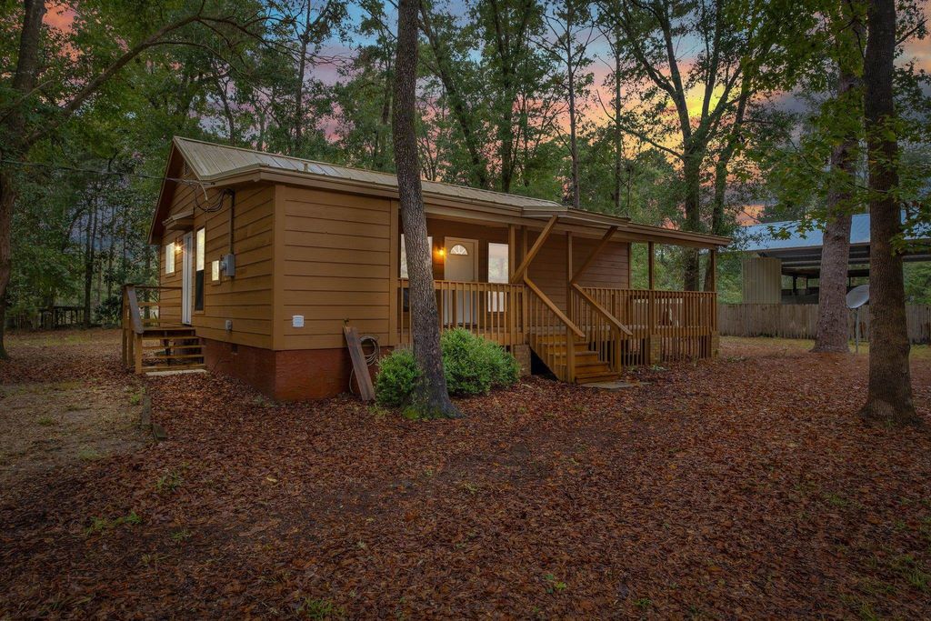 Photo of 408 Drake Acres Road, Quincy, FL 32325 (MLS # 394145)