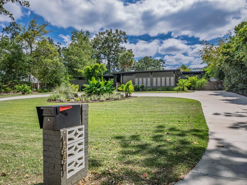 Photo of 1001 Kenilworth Road, Tallahassee, FL 32312 (MLS # 391085)