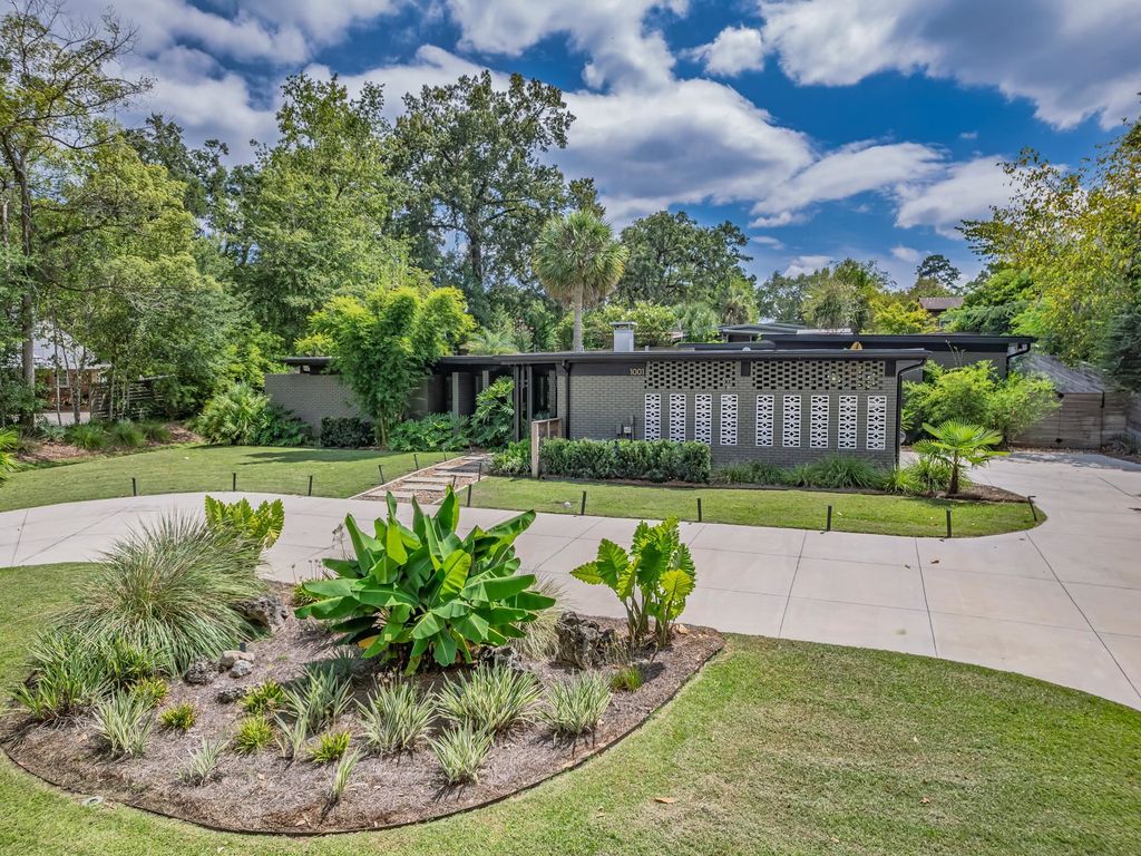 Photo of 1001 Kenilworth Road, Tallahassee, FL 32312 (MLS # 391085)