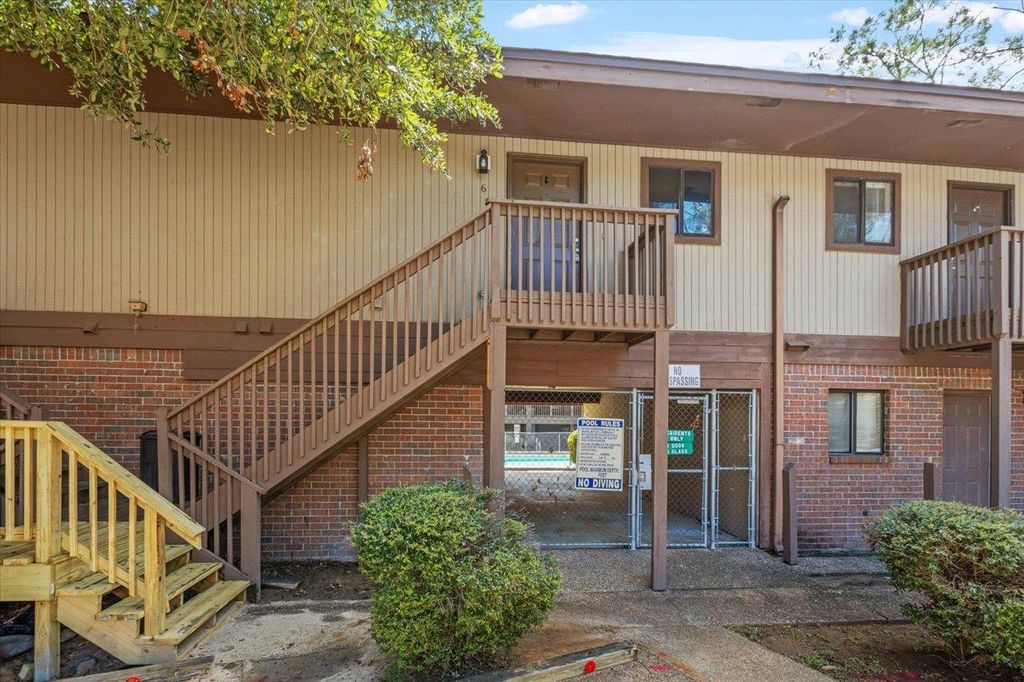 Photo of 216 Dixie Drive #6, Tallahassee, FL 32304 (MLS # 399498)