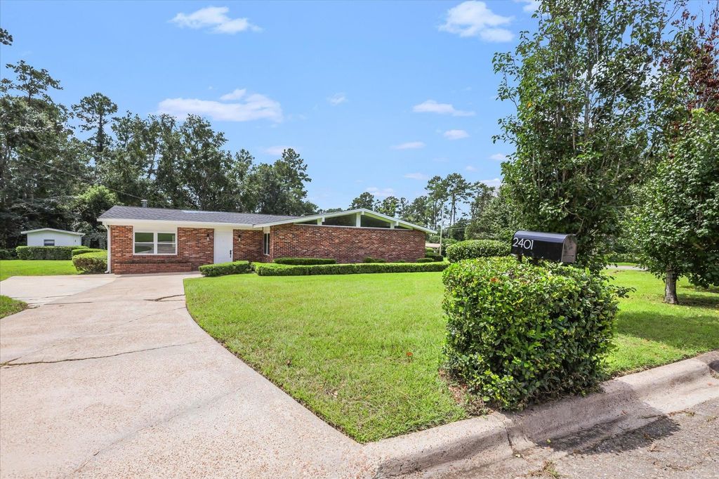 Photo of 2401 Jim Lee Road, Tallahassee, FL 32301 (MLS # 392558)