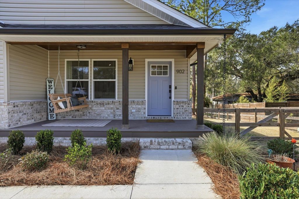 Photo of 902 Circle Drive, Havana, FL 32333 (MLS # 396058)