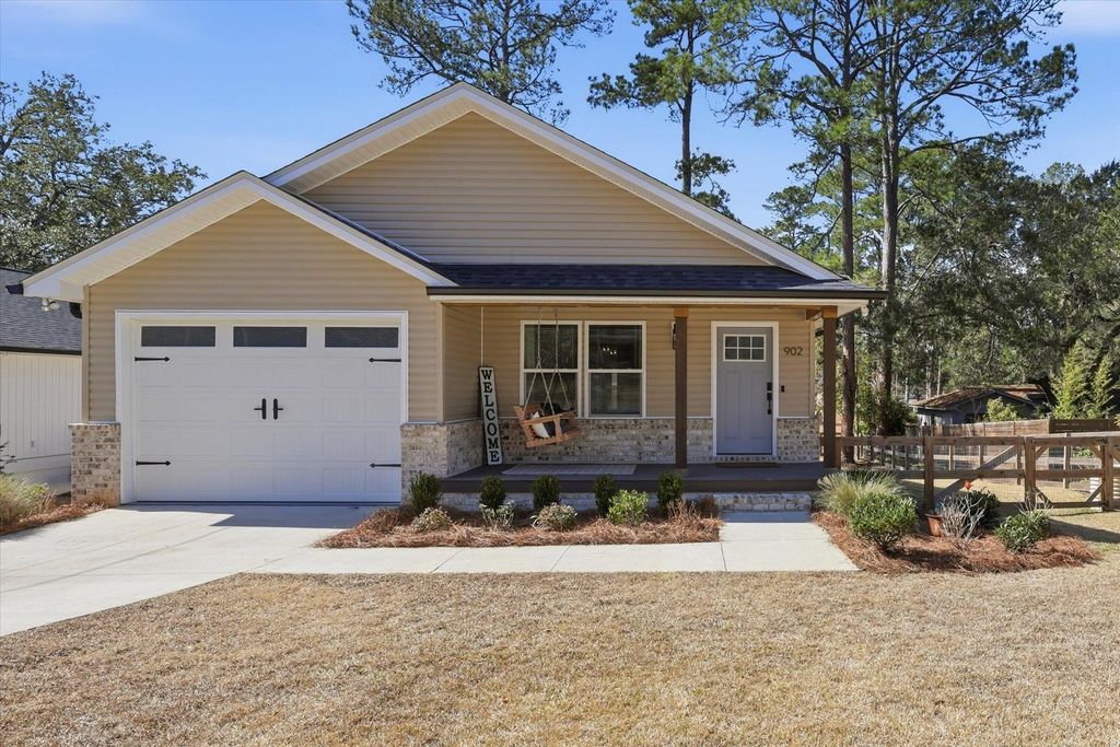 Photo of 902 Circle Drive, Havana, FL 32333 (MLS # 396058)