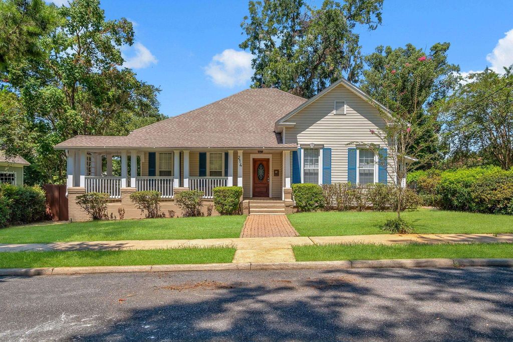 Photo of 214 W Sharon Street, Quincy, FL 32351 (MLS # 390429)