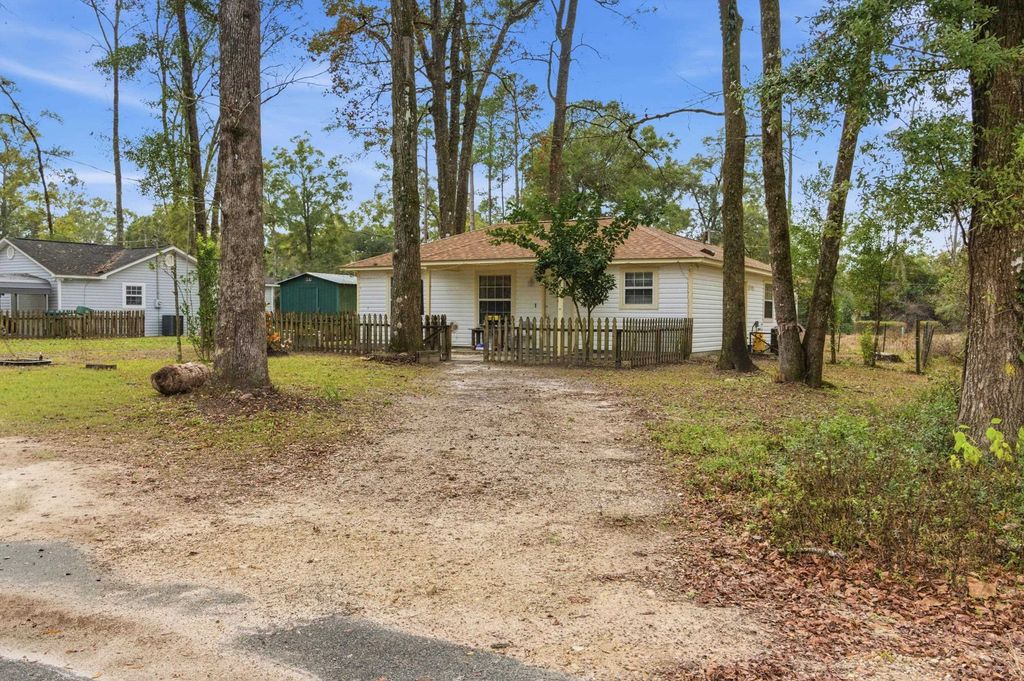 Photo of 54 Beeler Rd, Crawfordville, FL 32327 (MLS # 394536)