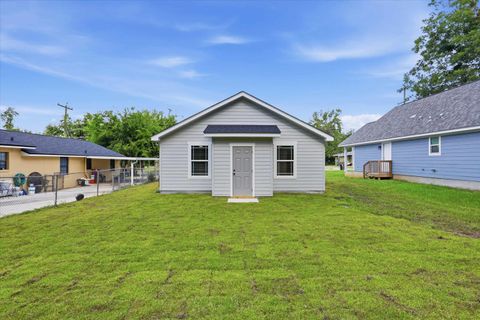Tiny photo for 2511 Saxon Street St, Tallahassee, FL 32310 (MLS # 402228)