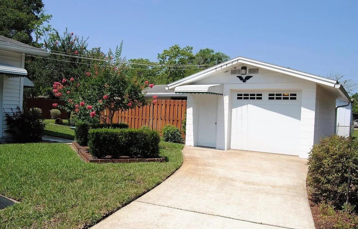 7472 Greenway Drive