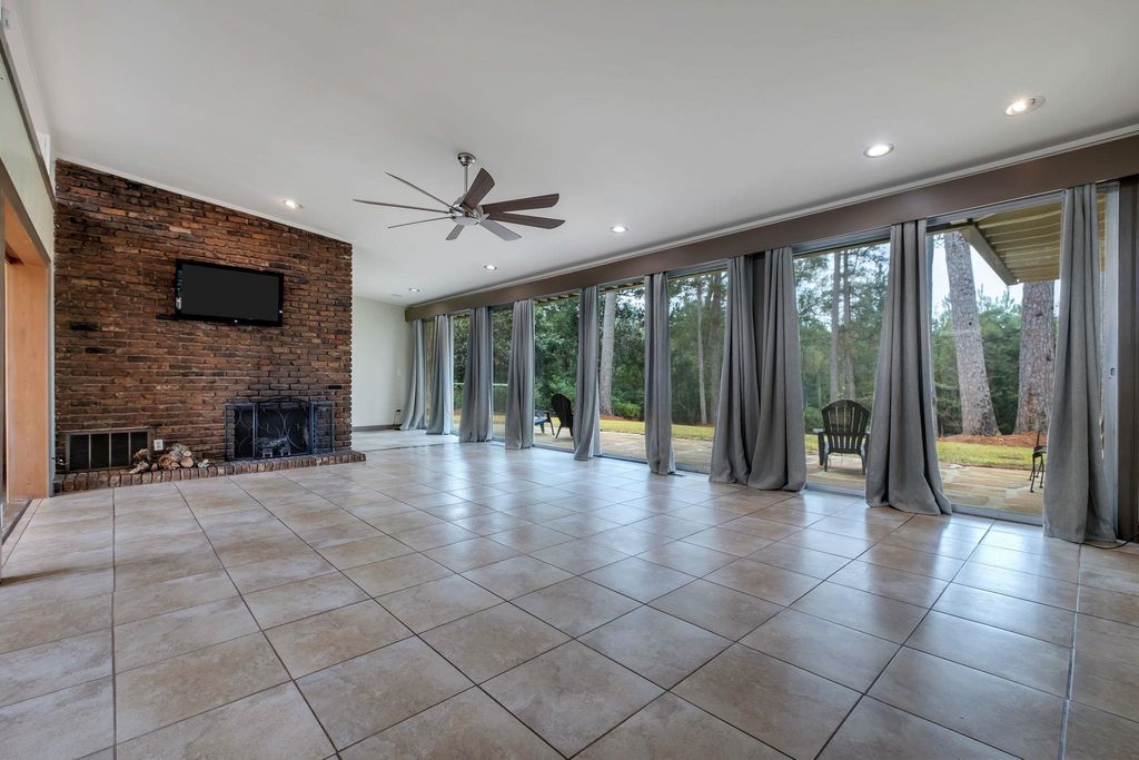 Photo of 867 Attapulgus Highway, Quincy, FL 32352 (MLS # 393626)