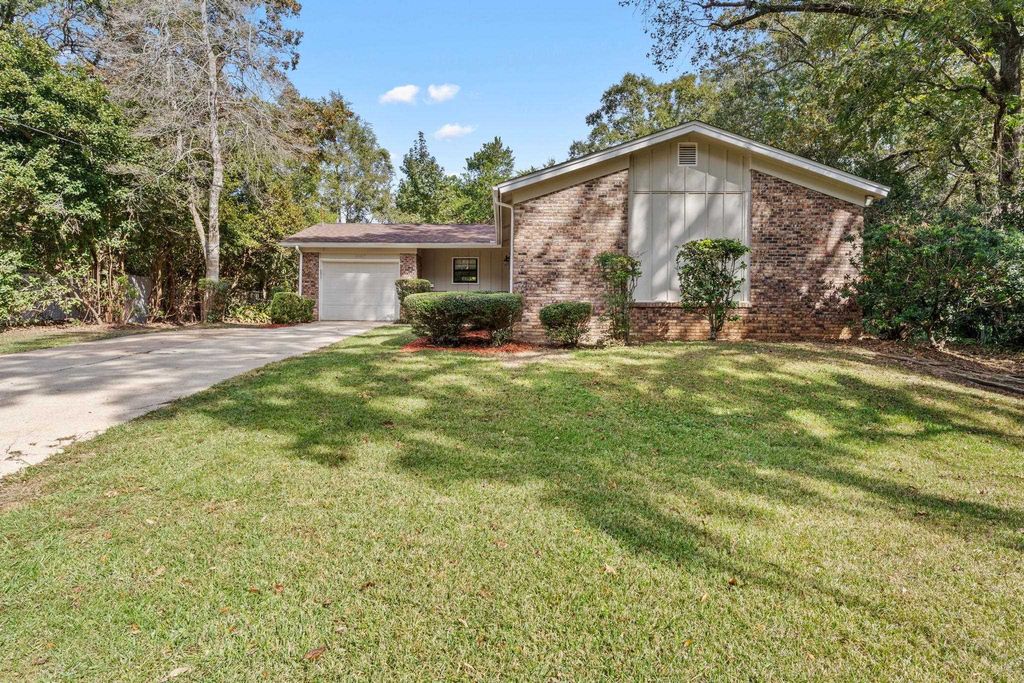 Photo of 2107 Old Baindridge Road, Tallahassee, FL 32303 (MLS # 393031)