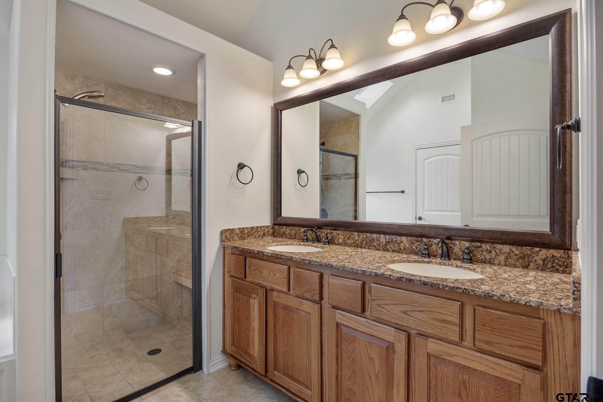 Flint, Texas 75762, United States, 3 Bedrooms Bedrooms, ,3 BathroomsBathrooms,Residential,Active,226634