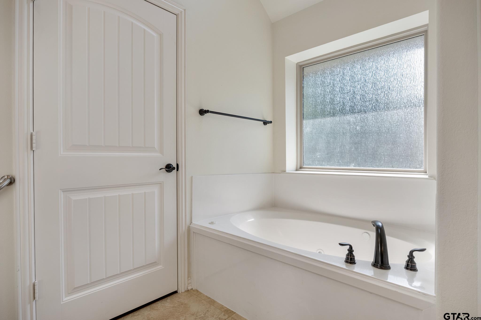 Flint, Texas 75762, United States, 3 Bedrooms Bedrooms, ,3 BathroomsBathrooms,Residential,Active,226634