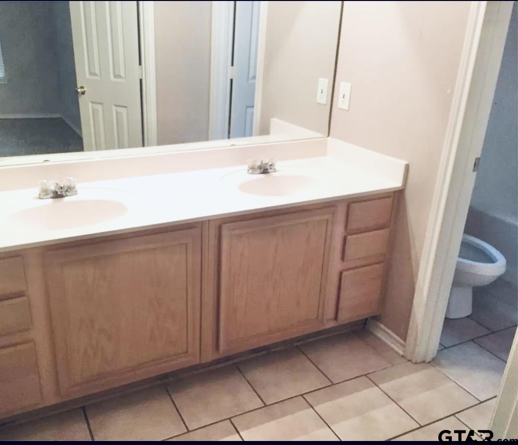 Tyler, Texas 75703, United States, 6 Bedrooms Bedrooms, ,4 BathroomsBathrooms,Residential,Pending,57529