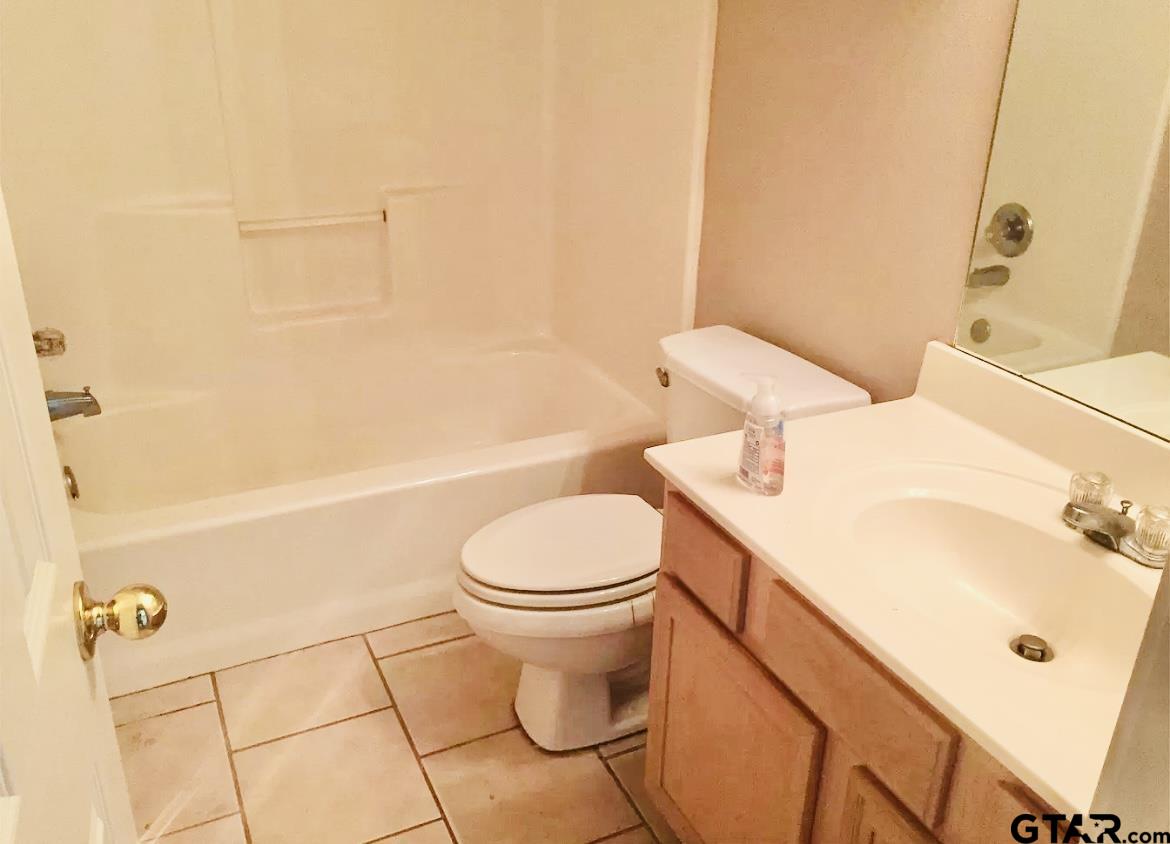 Tyler, Texas 75703, United States, 6 Bedrooms Bedrooms, ,4 BathroomsBathrooms,Residential,Pending,57529