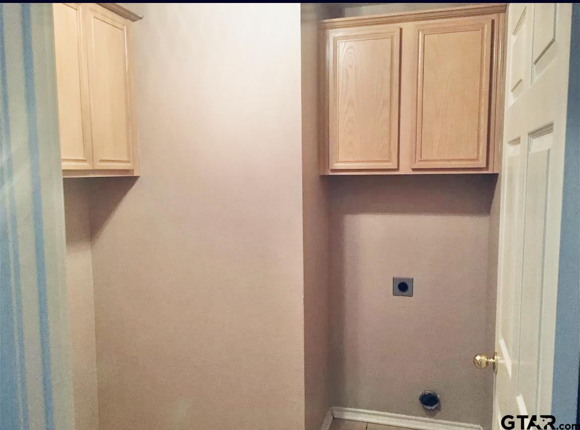 Tyler, Texas 75703, United States, 6 Bedrooms Bedrooms, ,4 BathroomsBathrooms,Residential,Pending,57529