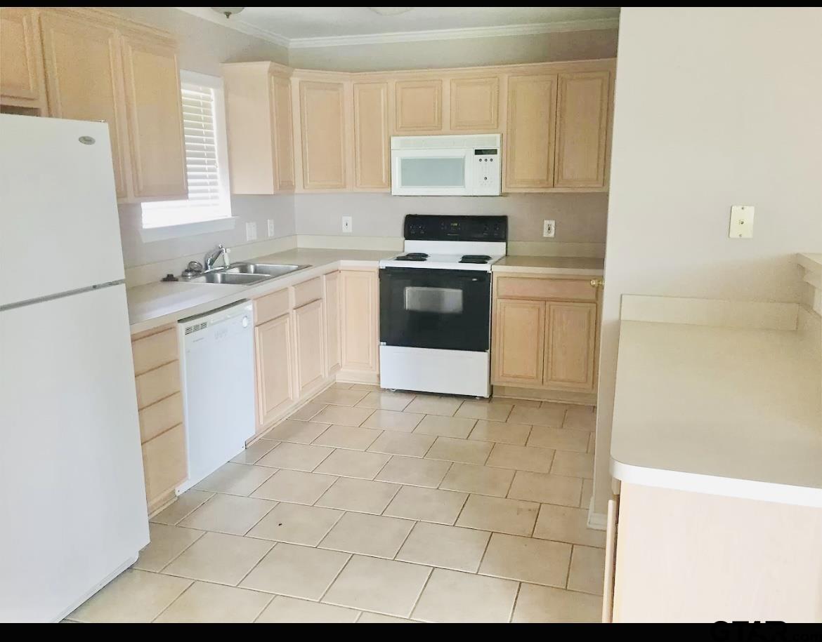 Tyler, Texas 75703, United States, 6 Bedrooms Bedrooms, ,4 BathroomsBathrooms,Residential,Pending,57529