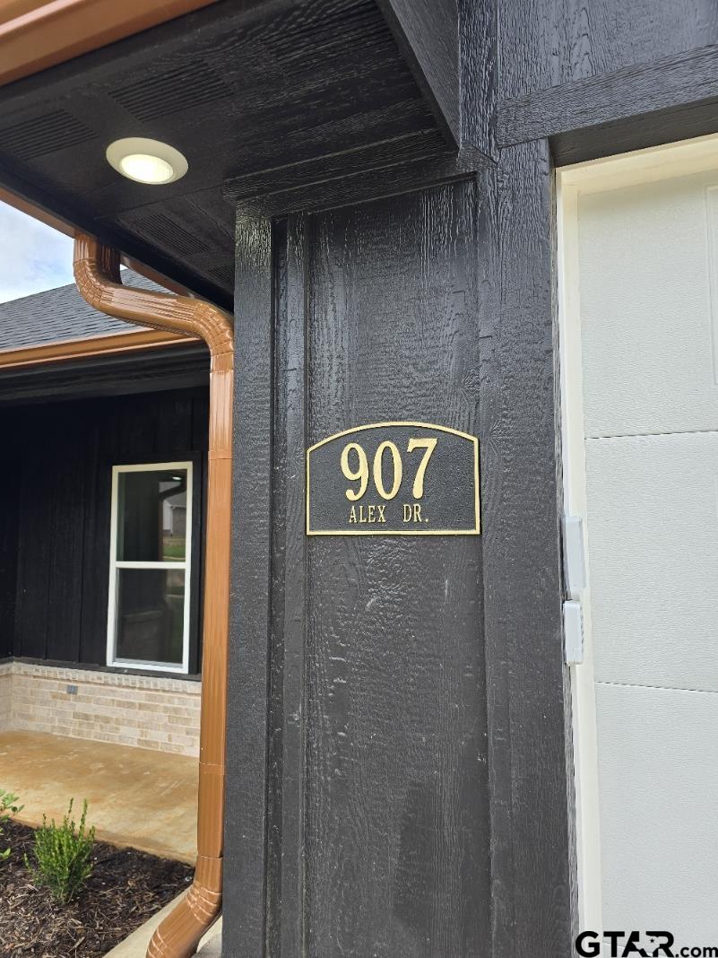 907 Alex Dr