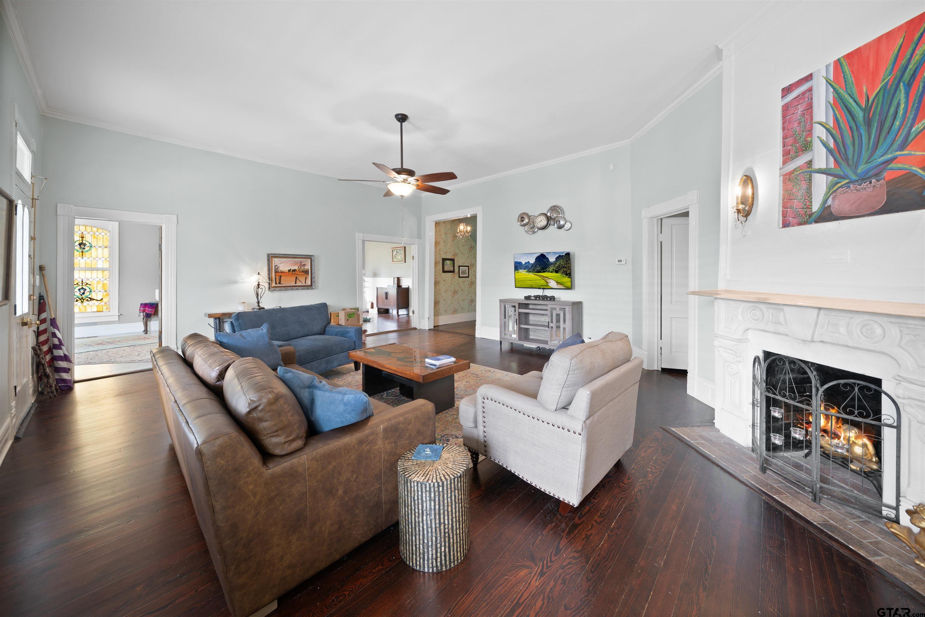 526 W Houston