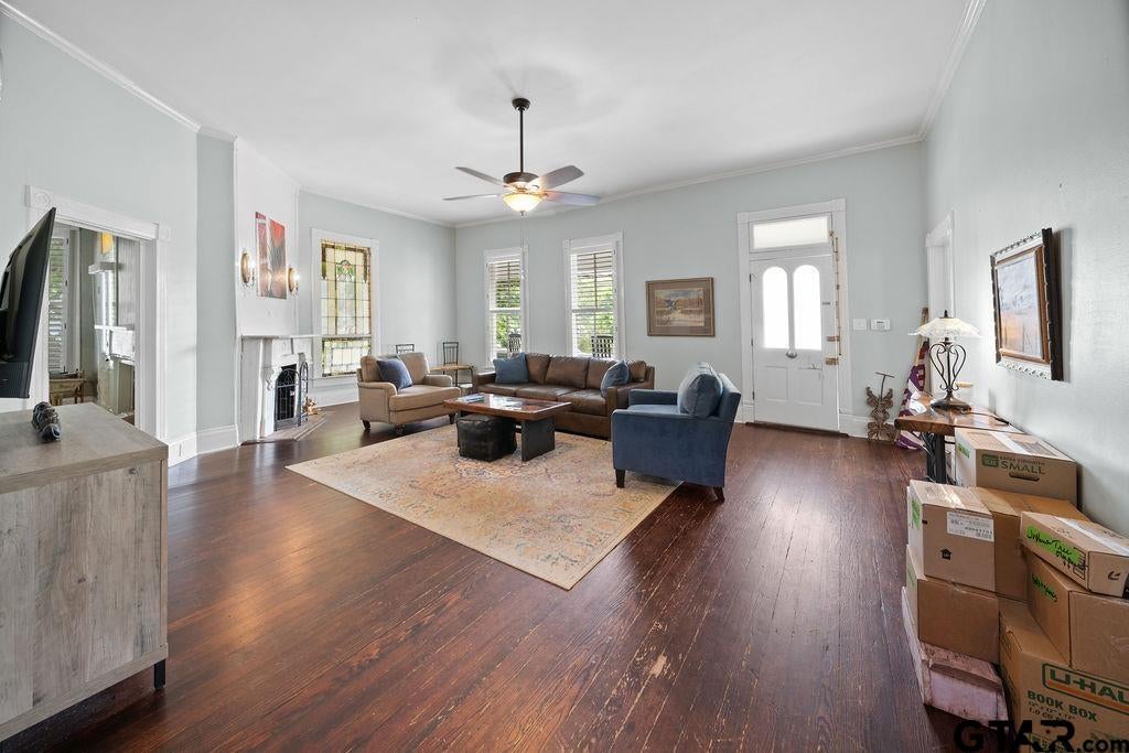 526 W Houston