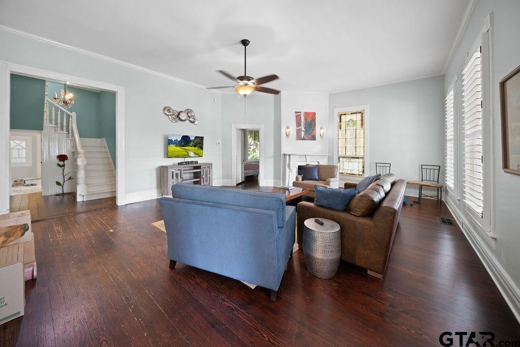 526 W Houston